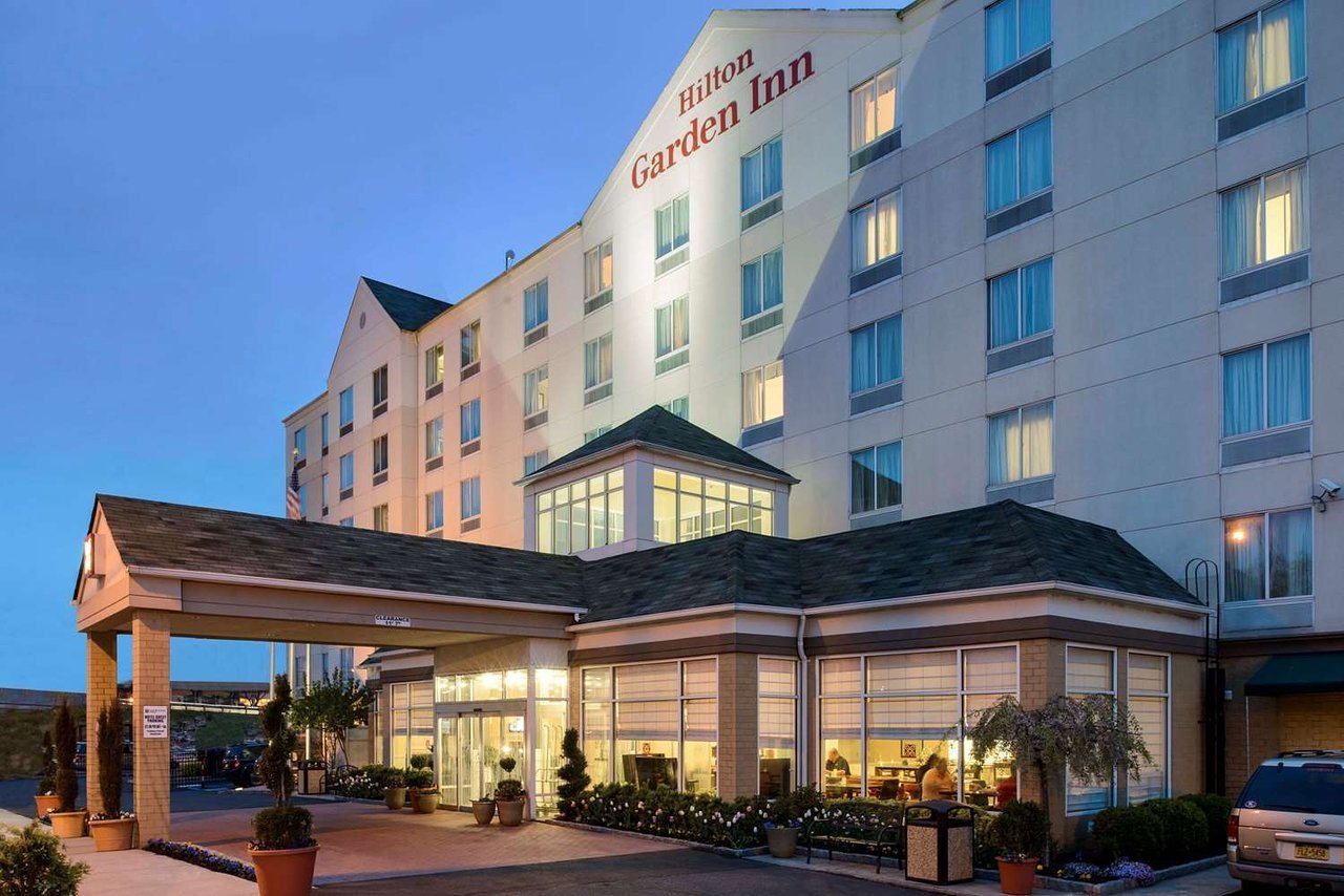 Accepting Applications Hourly Hotel Positions At Hilton Garden